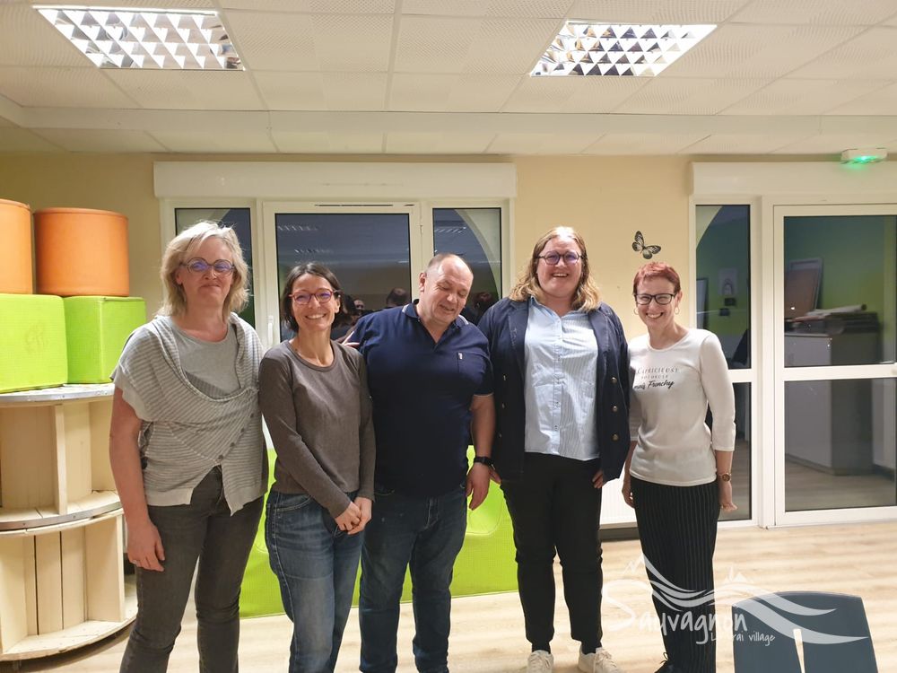 Photo du nouveau bureau de l'association Art et Terroir De gauche à droite, le nouveau bureau : Laure Dapzol (secrétaire), Christine Bert (Trésorière Adjointe), Eric Nouailhas (Président), Cécile Reille (Secrétaire-adjointe), Séverine Goncalves (Trésorière). 